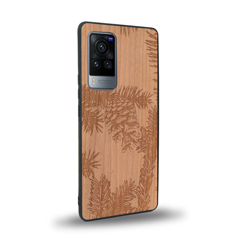 Coque de protection en bois véritable fabriquée en France pour Vivo X60 sur le thème de la nature des arbres avec un motif de gravure représentant des épines de sapin et des pommes de pin