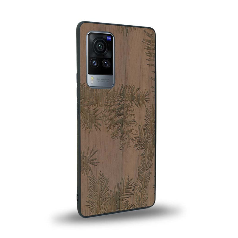 Coque de protection en bois véritable fabriquée en France pour Vivo X60 sur le thème de la nature des arbres avec un motif de gravure représentant des épines de sapin et des pommes de pin