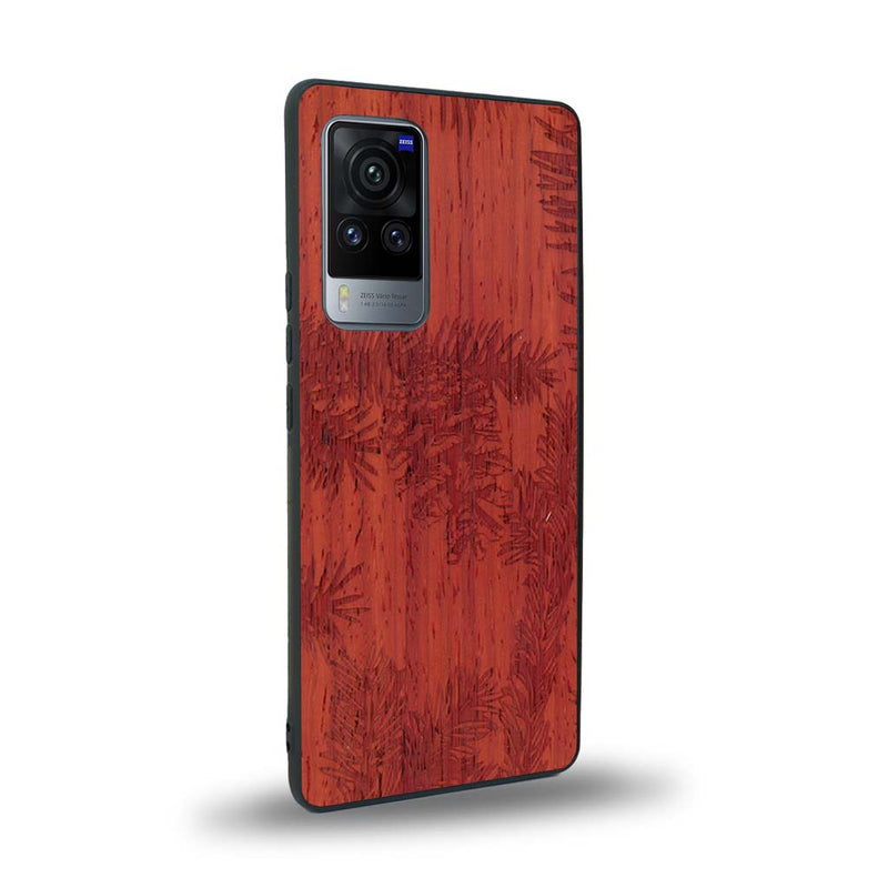 Coque de protection en bois véritable fabriquée en France pour Vivo X60 sur le thème de la nature des arbres avec un motif de gravure représentant des épines de sapin et des pommes de pin