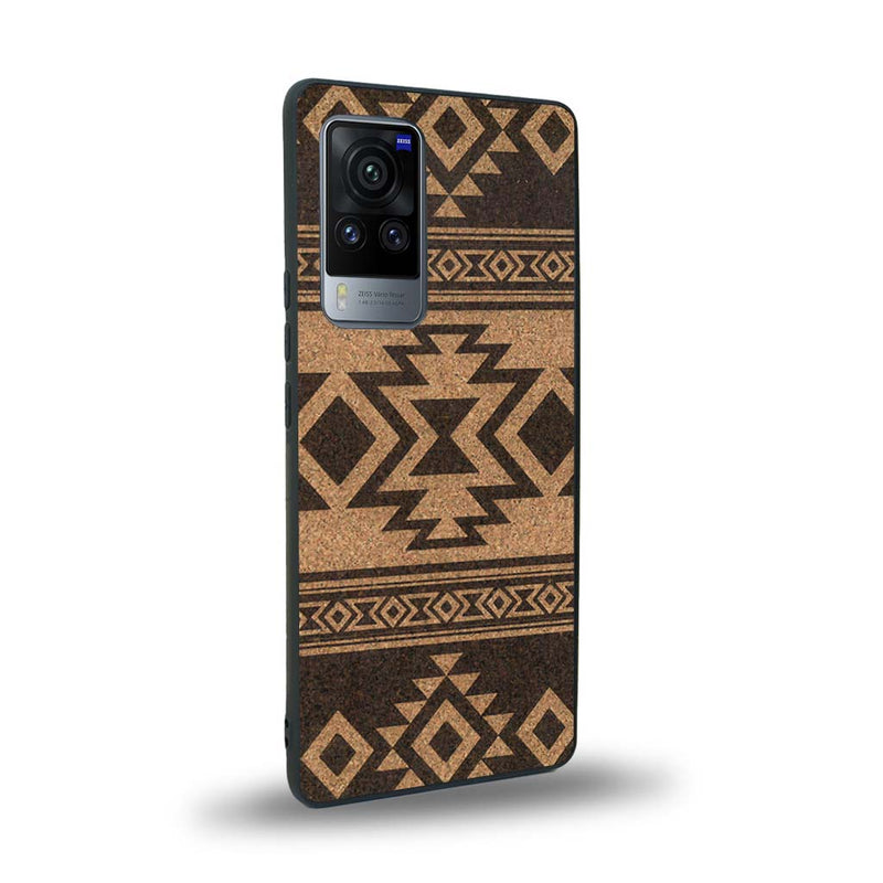 Coque de protection en bois véritable fabriquée en France pour Vivo X60 avec des motifs géométriques s'inspirant des temples aztèques, mayas et incas
