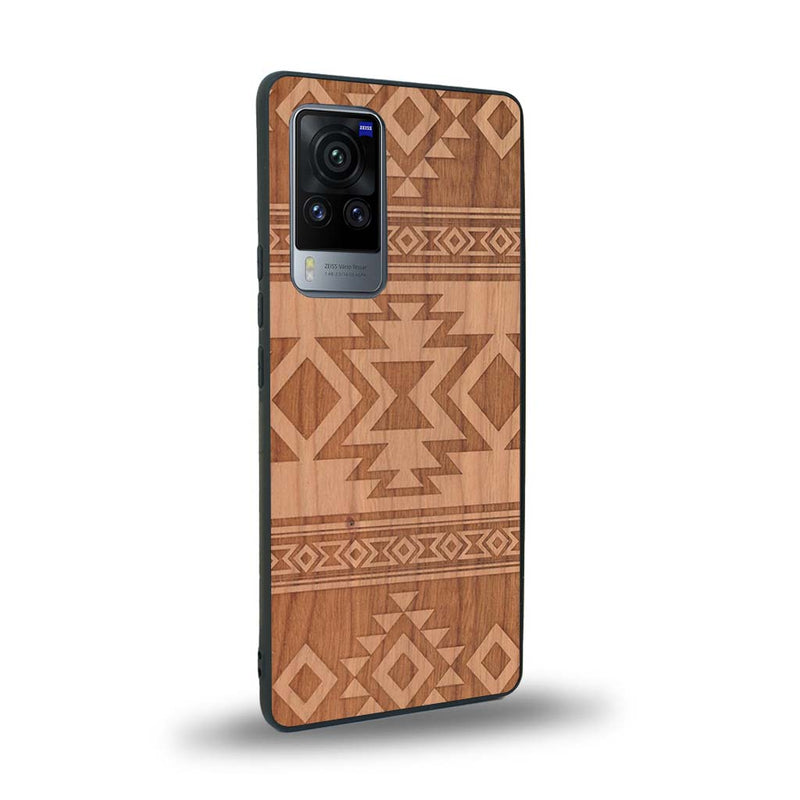 Coque de protection en bois véritable fabriquée en France pour Vivo X60 avec des motifs géométriques s'inspirant des temples aztèques, mayas et incas