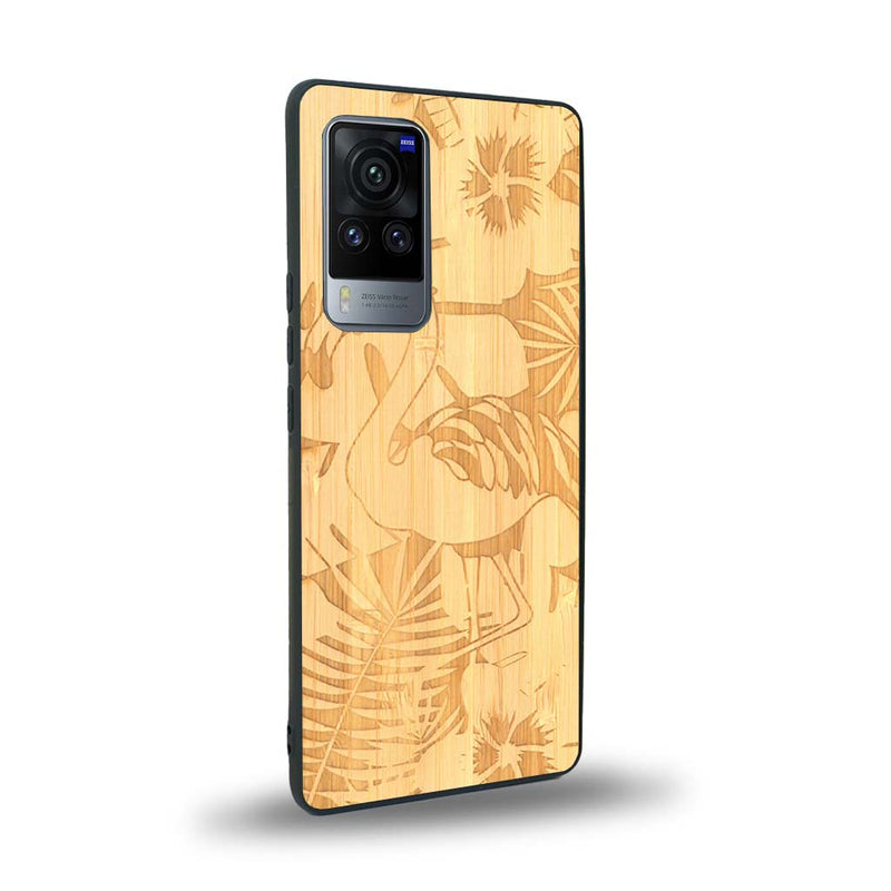 Coque de protection en bois véritable fabriquée en France pour Vivo X60 sur le thème de la nature et des animaux représentant un flamant rose entre des fougères