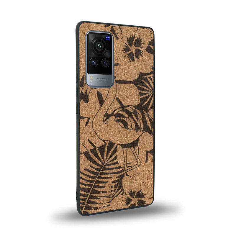 Coque de protection en bois véritable fabriquée en France pour Vivo X60 sur le thème de la nature et des animaux représentant un flamant rose entre des fougères