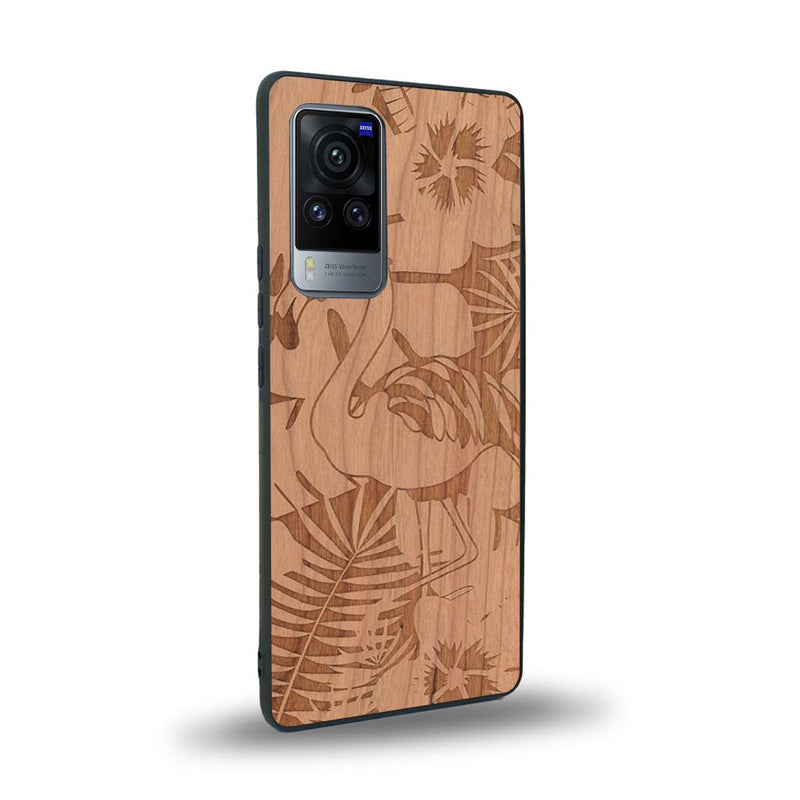 Coque de protection en bois véritable fabriquée en France pour Vivo X60 sur le thème de la nature et des animaux représentant un flamant rose entre des fougères