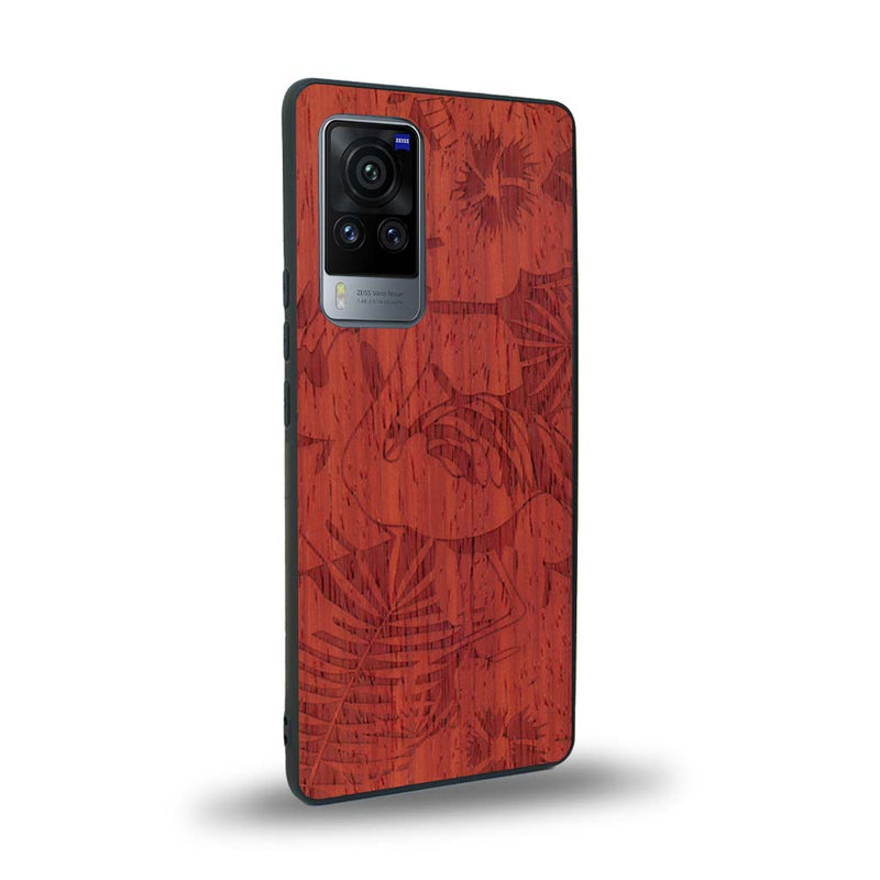 Coque de protection en bois véritable fabriquée en France pour Vivo X60 sur le thème de la nature et des animaux représentant un flamant rose entre des fougères