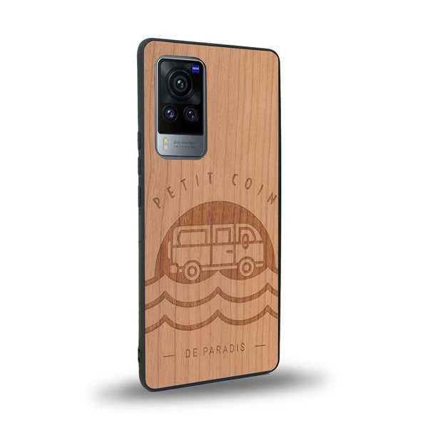 Coque de protection en bois véritable fabriquée en France pour Vivo X60 sur le thème des voyages en vans, vanlife et chill avec une gravure représentant un van vw combi devant le soleil couchant sur une plage avec des vagues