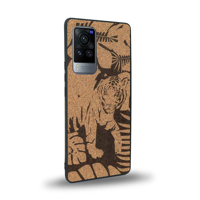 Coque de protection en bois véritable fabriquée en France pour Vivo X60 sur le thème de la nature et des animaux représentant un tigre dans la jungle entre des fougères