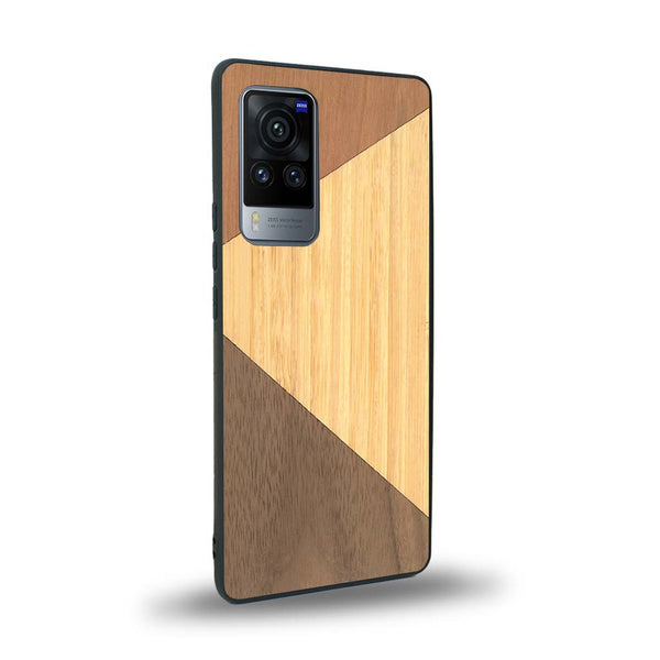 Coque de protection en bois véritable fabriquée en France pour Vivo X60 alliant du merisier, du noyer et du bambou formant chacun deux triangles et un trapèze avec deux jointures en diagonale sur le thème de l'art abstrait