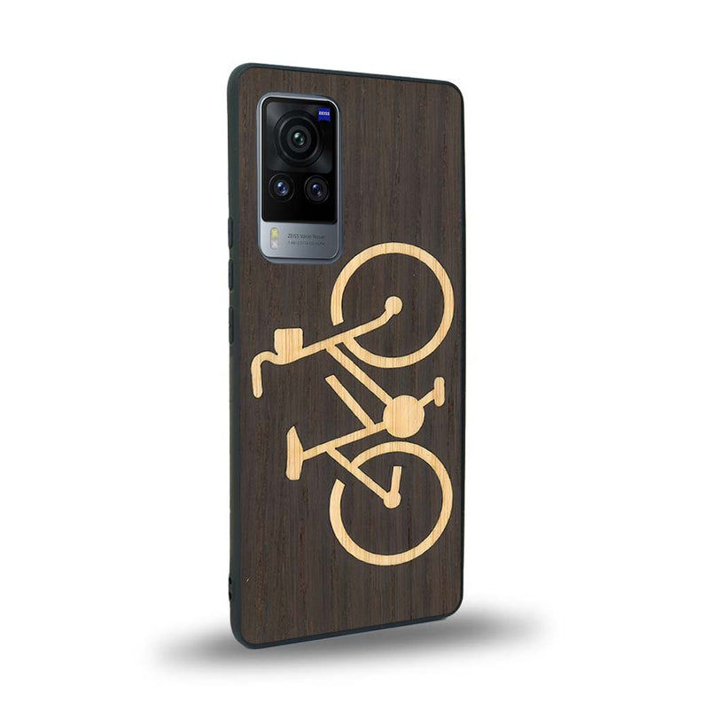 Coque de protection en bois véritable fabriquée en France pour Vivo X60 sur le theme du vélo et de l'outdoor qui allie du bambou et du chêne fumé représentant un vélo