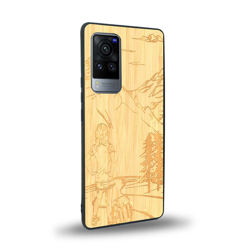 Coque de protection en bois véritable fabriquée en France pour Vivo X60 sur le thème de la randonnée en montagne et de l'aventure avec une gravure représentant une femme de dos face à un paysage de nature