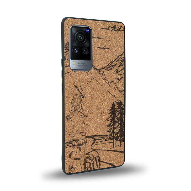 Coque de protection en bois véritable fabriquée en France pour Vivo X60 sur le thème de la randonnée en montagne et de l'aventure avec une gravure représentant une femme de dos face à un paysage de nature