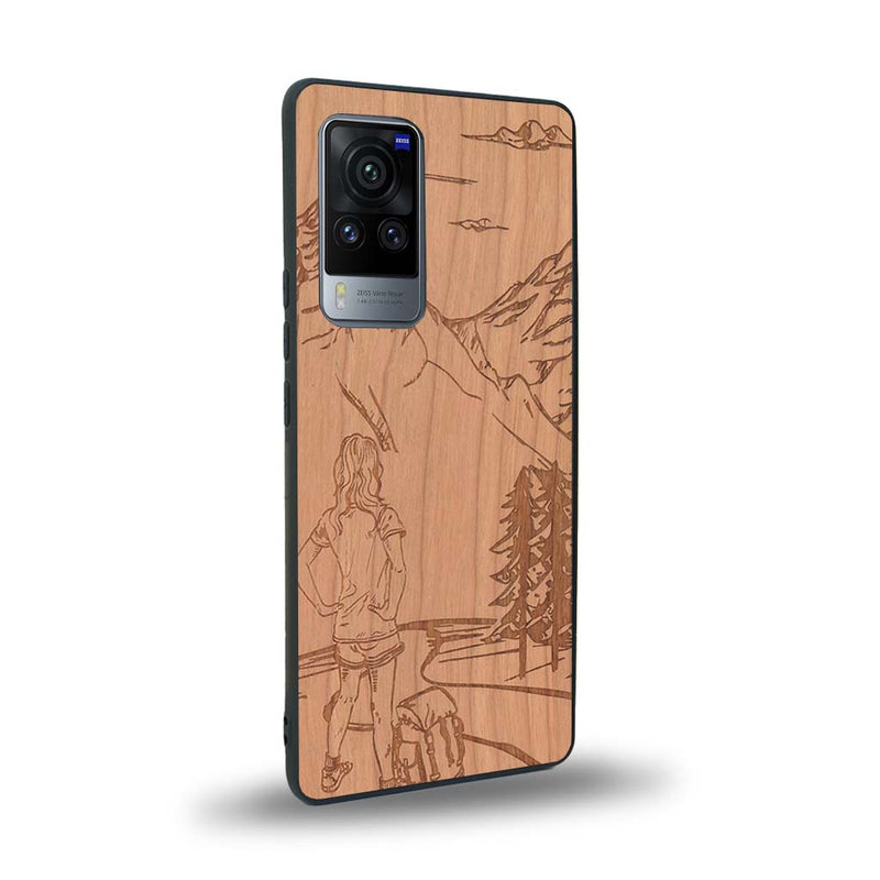 Coque de protection en bois véritable fabriquée en France pour Vivo X60 sur le thème de la randonnée en montagne et de l'aventure avec une gravure représentant une femme de dos face à un paysage de nature