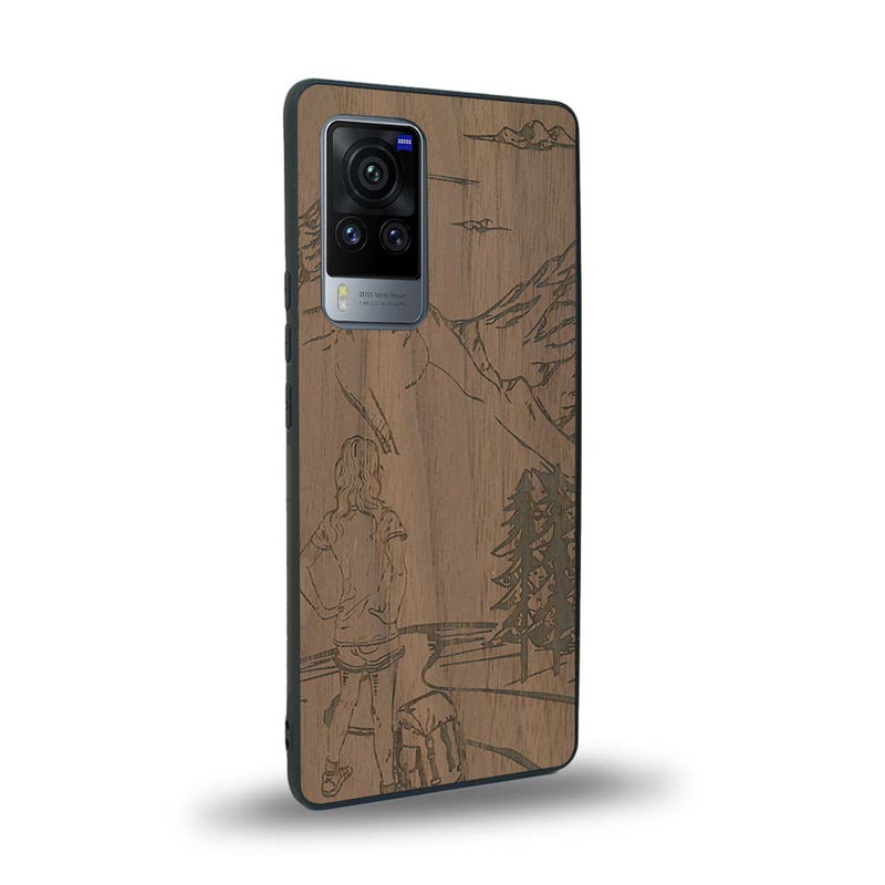 Coque de protection en bois véritable fabriquée en France pour Vivo X60 sur le thème de la randonnée en montagne et de l'aventure avec une gravure représentant une femme de dos face à un paysage de nature