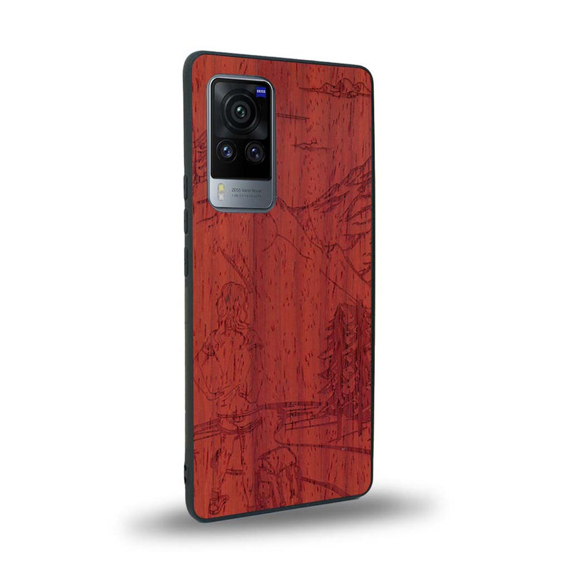 Coque de protection en bois véritable fabriquée en France pour Vivo X60 sur le thème de la randonnée en montagne et de l'aventure avec une gravure représentant une femme de dos face à un paysage de nature