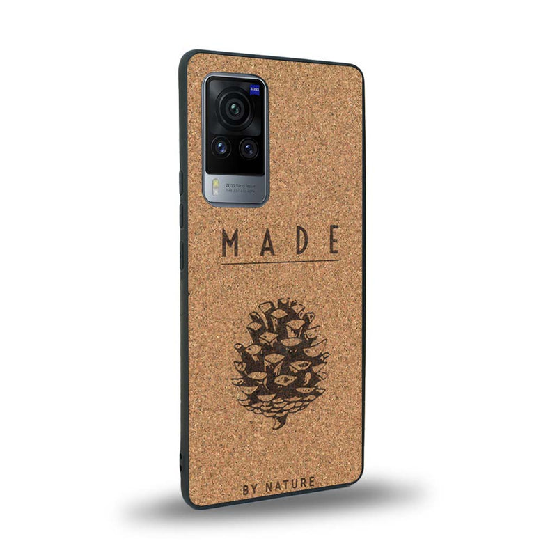 Coque de protection en bois véritable fabriquée en France pour Vivo X60 sur le thème de la nature et des arbres avec une gravure représentant une pomme de pin et la phrase "made by nature"