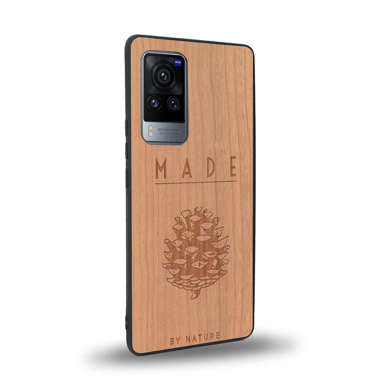 Coque de protection en bois véritable fabriquée en France pour Vivo X60 sur le thème de la nature et des arbres avec une gravure représentant une pomme de pin et la phrase "made by nature"