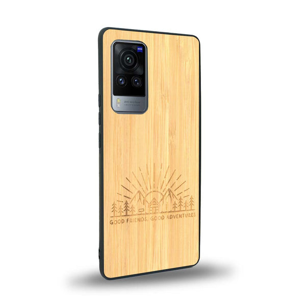 Coque de protection en bois véritable fabriquée en France pour Vivo X60 sur le thème chill et nature avec un motif représentant un levé de soleil sur un paysage de montagne avec des sapins et un chalet et la phrase "Good friends, good adventure"