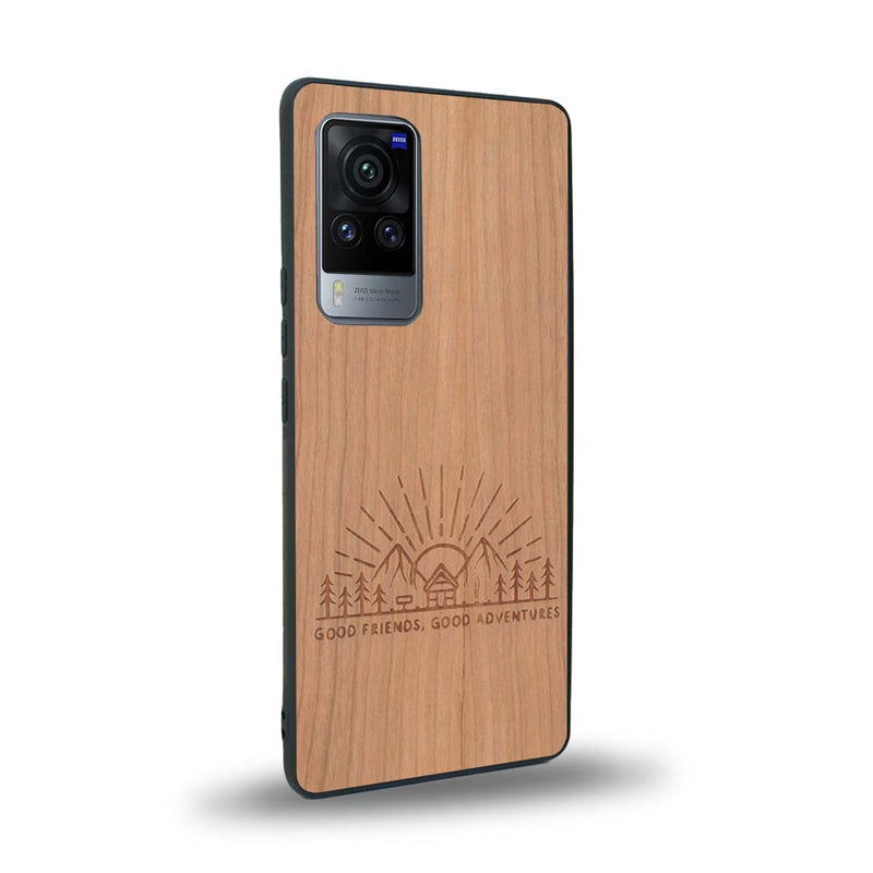 Coque de protection en bois véritable fabriquée en France pour Vivo X60 sur le thème chill et nature avec un motif représentant un levé de soleil sur un paysage de montagne avec des sapins et un chalet et la phrase "Good friends, good adventure"