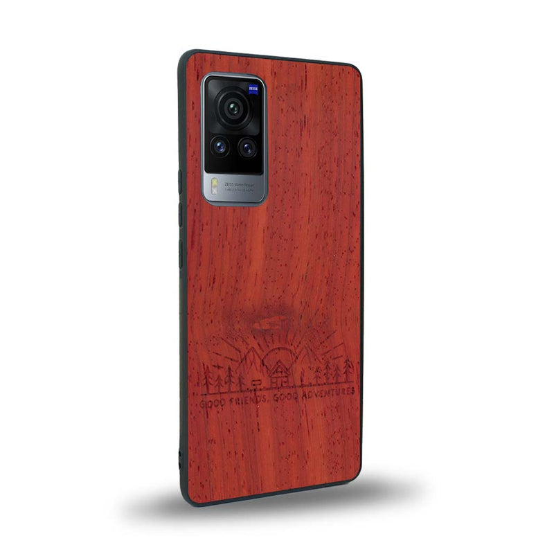 Coque de protection en bois véritable fabriquée en France pour Vivo X60 sur le thème chill et nature avec un motif représentant un levé de soleil sur un paysage de montagne avec des sapins et un chalet et la phrase "Good friends, good adventure"