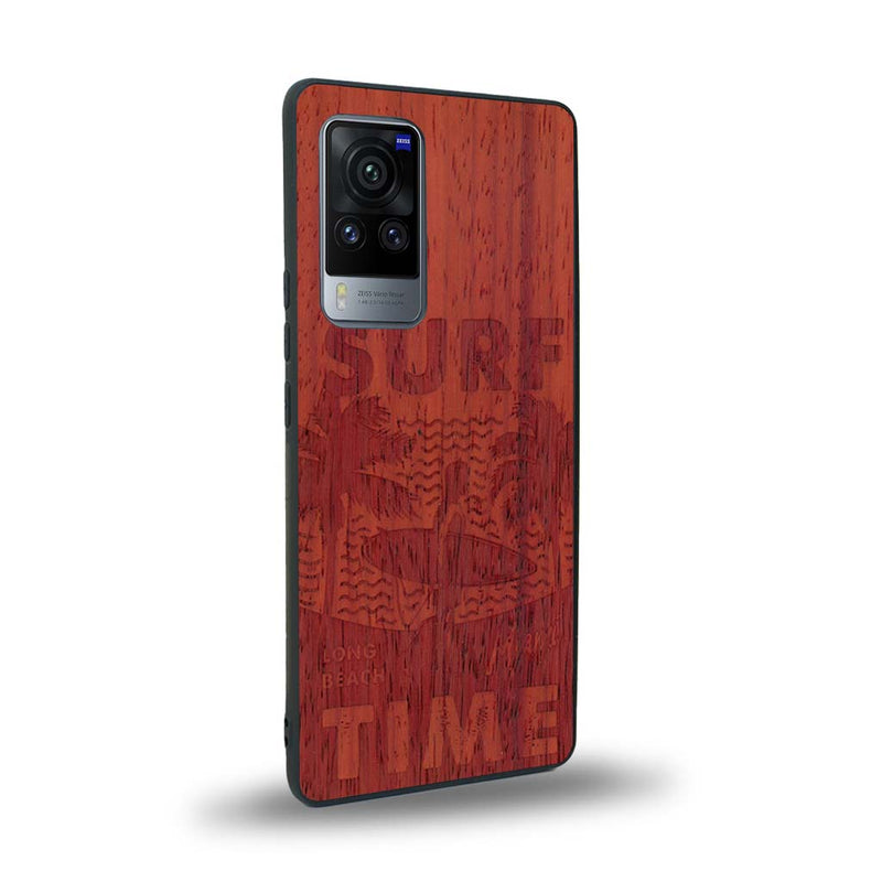 Coque de protection en bois véritable fabriquée en France pour Vivo X60 sur le thème chill avec un motif représentant une silouhette tenant une planche de surf sur une plage entouré de palmiers et les mots "Surf Time Long Beach Miami"