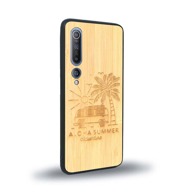 Coque de protection en bois véritable fabriquée en France pour Xiaomi Mi 10 sur le thème de la plage, de l'été et vanlife.