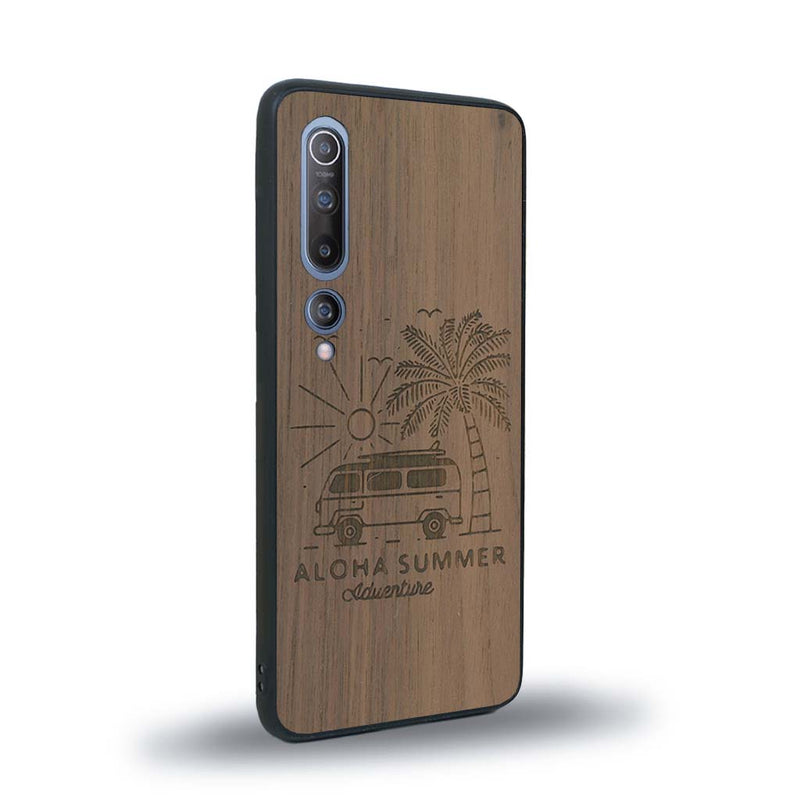 Coque de protection en bois véritable fabriquée en France pour Xiaomi Mi 10 sur le thème de la plage, de l'été et vanlife.
