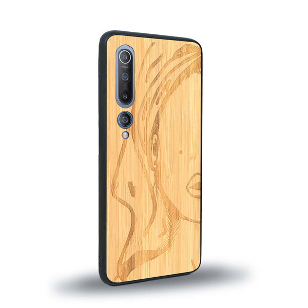 Coque de protection en bois véritable fabriquée en France pour Xiaomi Mi 10 représentant une silhouette féminine épurée de type line art en collaboration avec l'artiste Maud Dabs