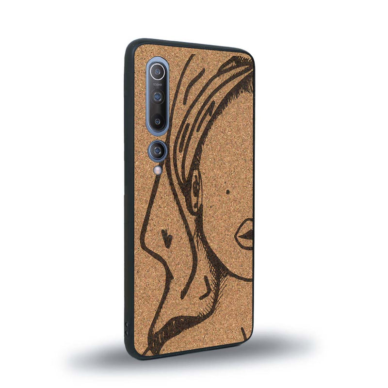 Coque de protection en bois véritable fabriquée en France pour Xiaomi Mi 10 représentant une silhouette féminine épurée de type line art en collaboration avec l'artiste Maud Dabs