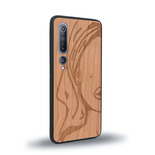 Coque de protection en bois véritable fabriquée en France pour Xiaomi Mi 10 représentant une silhouette féminine épurée de type line art en collaboration avec l'artiste Maud Dabs