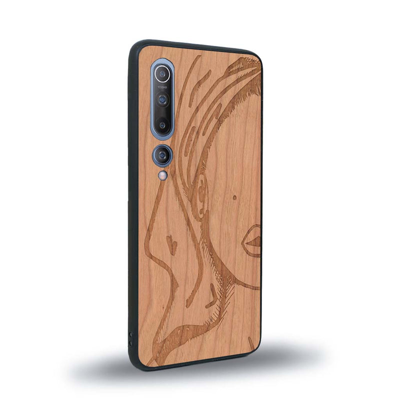 Coque de protection en bois véritable fabriquée en France pour Xiaomi Mi 10 représentant une silhouette féminine épurée de type line art en collaboration avec l'artiste Maud Dabs