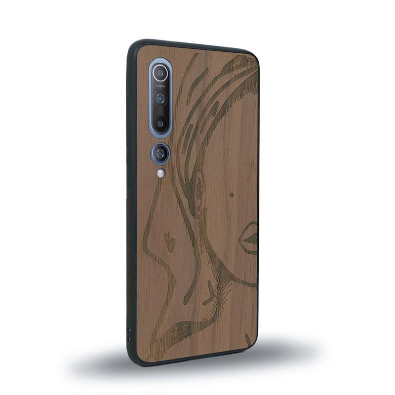 Coque de protection en bois véritable fabriquée en France pour Xiaomi Mi 10 représentant une silhouette féminine épurée de type line art en collaboration avec l'artiste Maud Dabs