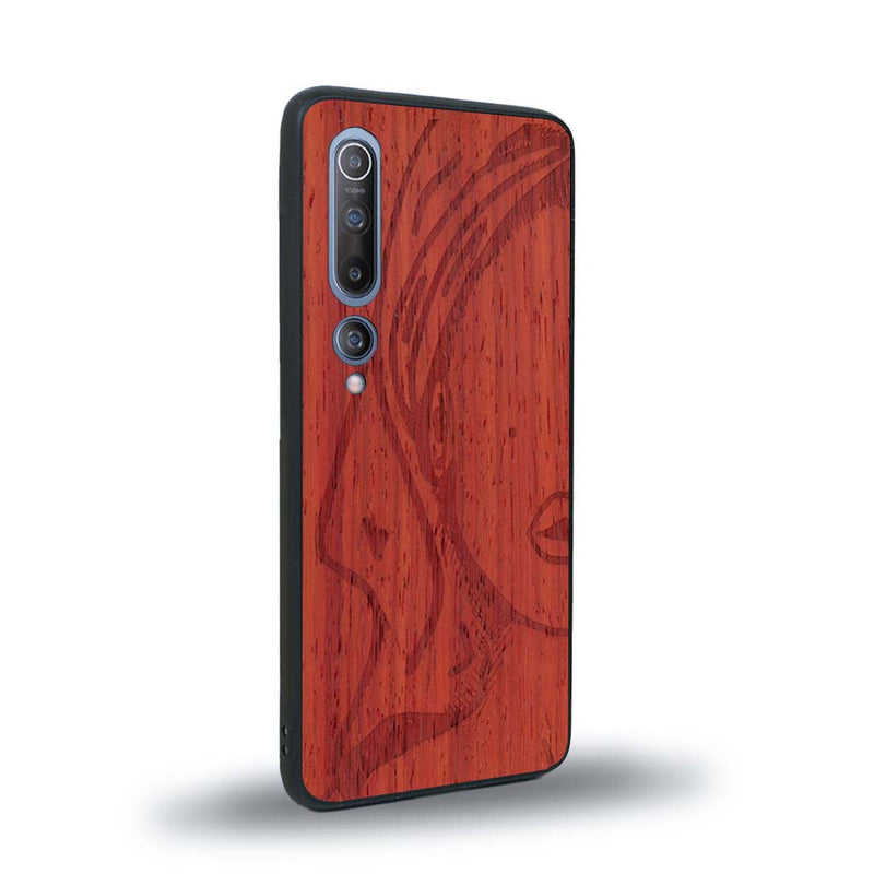 Coque de protection en bois véritable fabriquée en France pour Xiaomi Mi 10 représentant une silhouette féminine épurée de type line art en collaboration avec l'artiste Maud Dabs