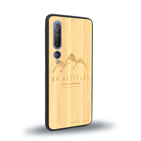 Coque de protection en bois véritable fabriquée en France pour Xiaomi Mi 10 représentant des montagnes, sur le thème de la randonnée en pleine nature et du trail