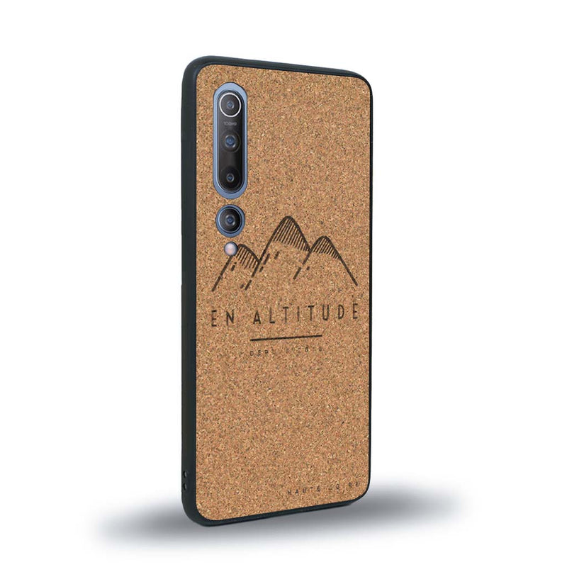 Coque de protection en bois véritable fabriquée en France pour Xiaomi Mi 10 représentant des montagnes, sur le thème de la randonnée en pleine nature et du trail