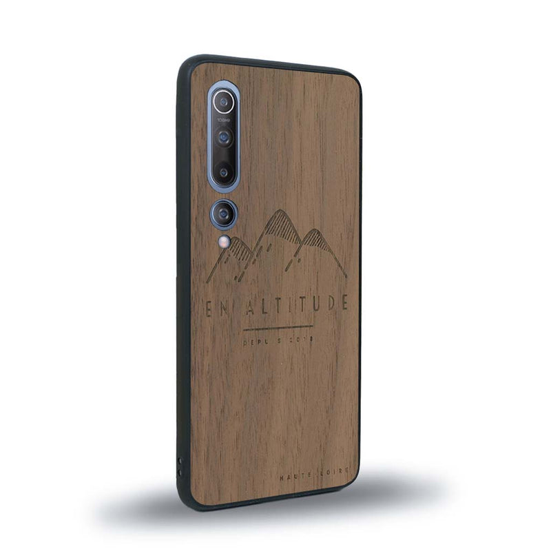 Coque de protection en bois véritable fabriquée en France pour Xiaomi Mi 10 représentant des montagnes, sur le thème de la randonnée en pleine nature et du trail