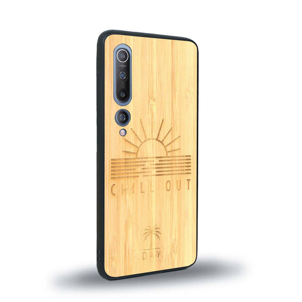 Coque de protection en bois véritable fabriquée en France pour Xiaomi Mi 10 sur le thème chill avec un motif représentant un couché de soleil sur l'océan et la phrase "Chill out"