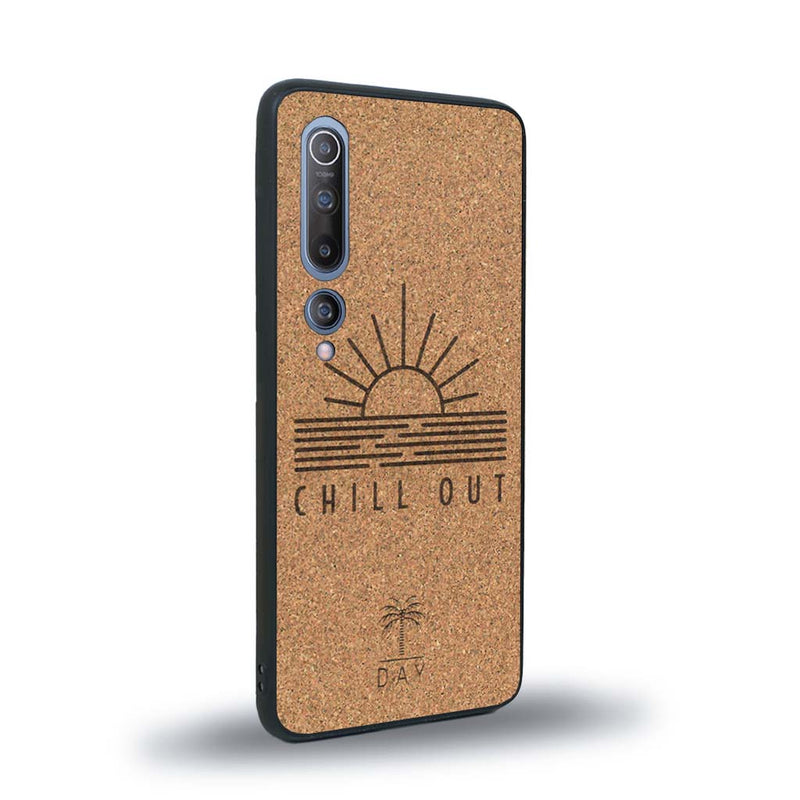 Coque de protection en bois véritable fabriquée en France pour Xiaomi Mi 10 sur le thème chill avec un motif représentant un couché de soleil sur l'océan et la phrase "Chill out"