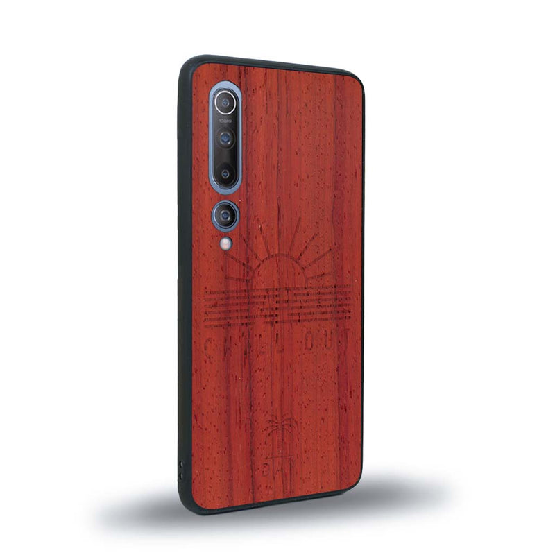 Coque de protection en bois véritable fabriquée en France pour Xiaomi Mi 10 sur le thème chill avec un motif représentant un couché de soleil sur l'océan et la phrase "Chill out"