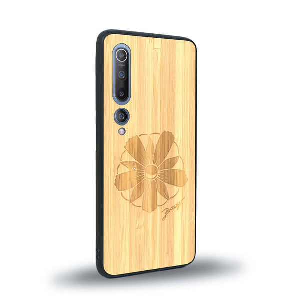 Coque de protection en bois véritable fabriquée en France pour Xiaomi Mi 10 sur le thème des fleurs et de la montagne avec un motif de gravure représentant les pétales d'une fleur des montagnes