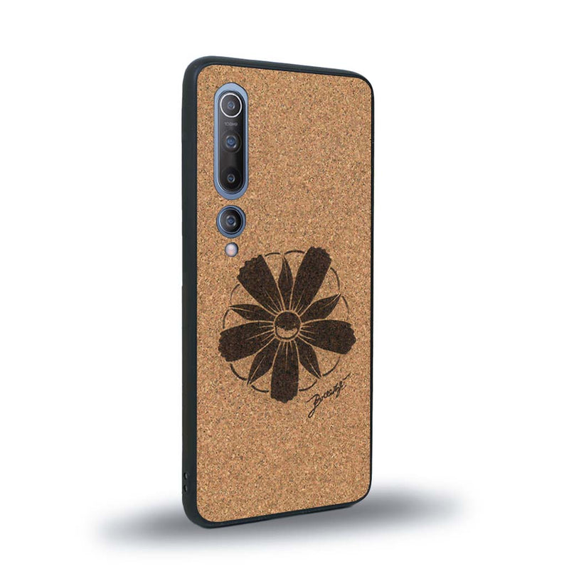 Coque de protection en bois véritable fabriquée en France pour Xiaomi Mi 10 sur le thème des fleurs et de la montagne avec un motif de gravure représentant les pétales d'une fleur des montagnes