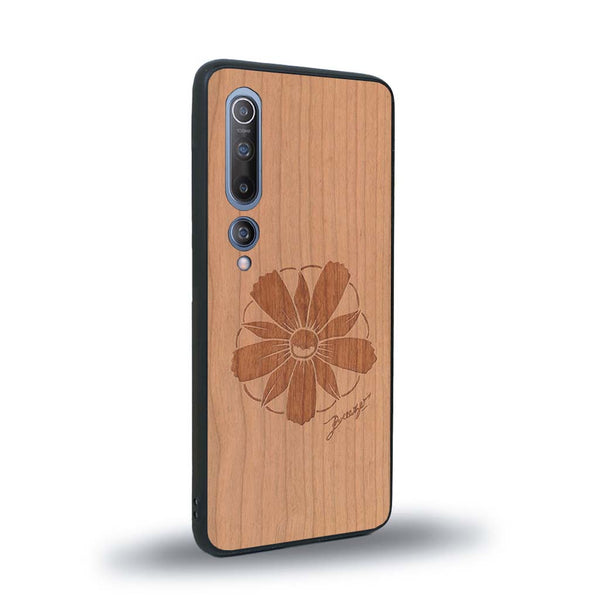 Coque de protection en bois véritable fabriquée en France pour Xiaomi Mi 10 sur le thème des fleurs et de la montagne avec un motif de gravure représentant les pétales d'une fleur des montagnes