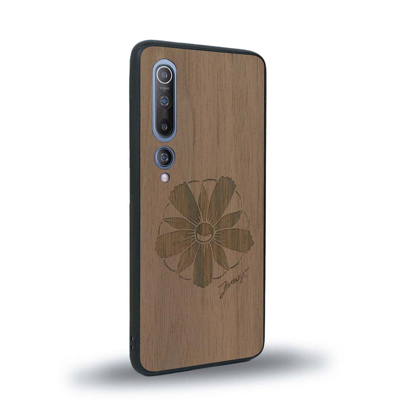 Coque de protection en bois véritable fabriquée en France pour Xiaomi Mi 10 sur le thème des fleurs et de la montagne avec un motif de gravure représentant les pétales d'une fleur des montagnes