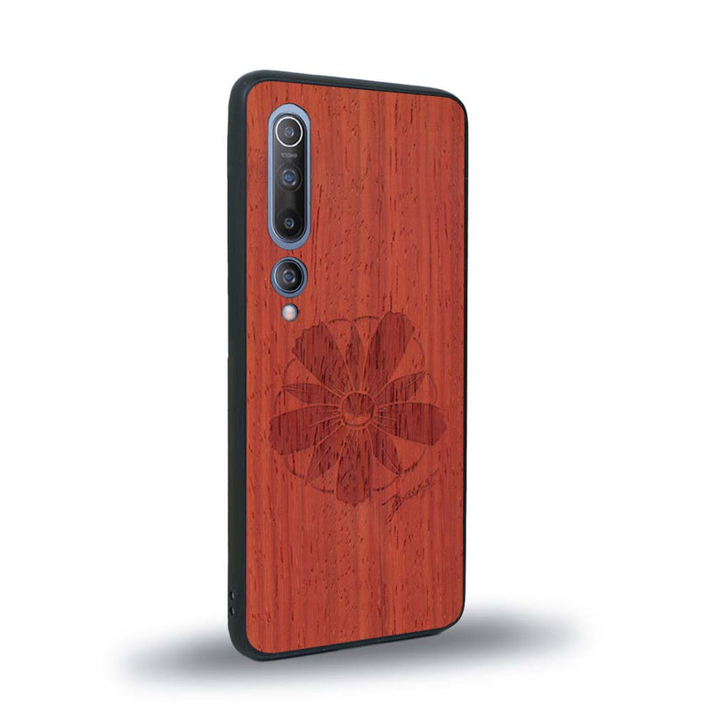 Coque de protection en bois véritable fabriquée en France pour Xiaomi Mi 10 sur le thème des fleurs et de la montagne avec un motif de gravure représentant les pétales d'une fleur des montagnes