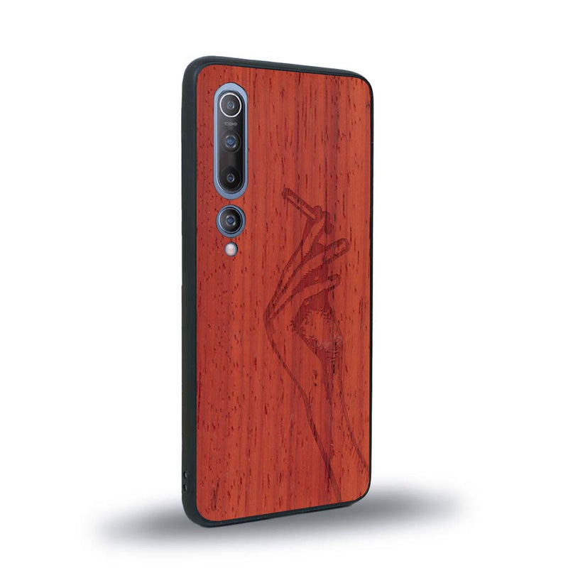 Coque de protection en bois véritable fabriquée en France pour Xiaomi Mi 10 représentant une main de femme tenant une cigarette de type line art en collaboration avec l'artiste Maud Dabs