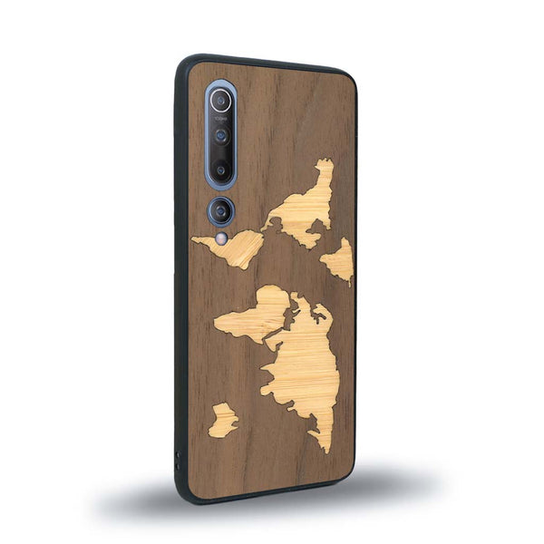 Coque de protection en bois véritable fabriquée en France pour Xiaomi Mi 10 alliant du bambou et du noyer sur le thème du voyage et de l'aventure représentant une mappemonde