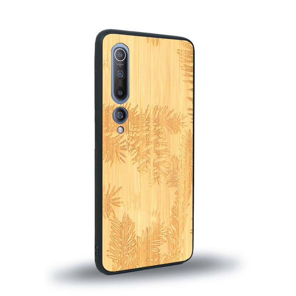 Coque de protection en bois véritable fabriquée en France pour Xiaomi Mi 10 sur le thème de la nature des arbres avec un motif de gravure représentant des épines de sapin et des pommes de pin