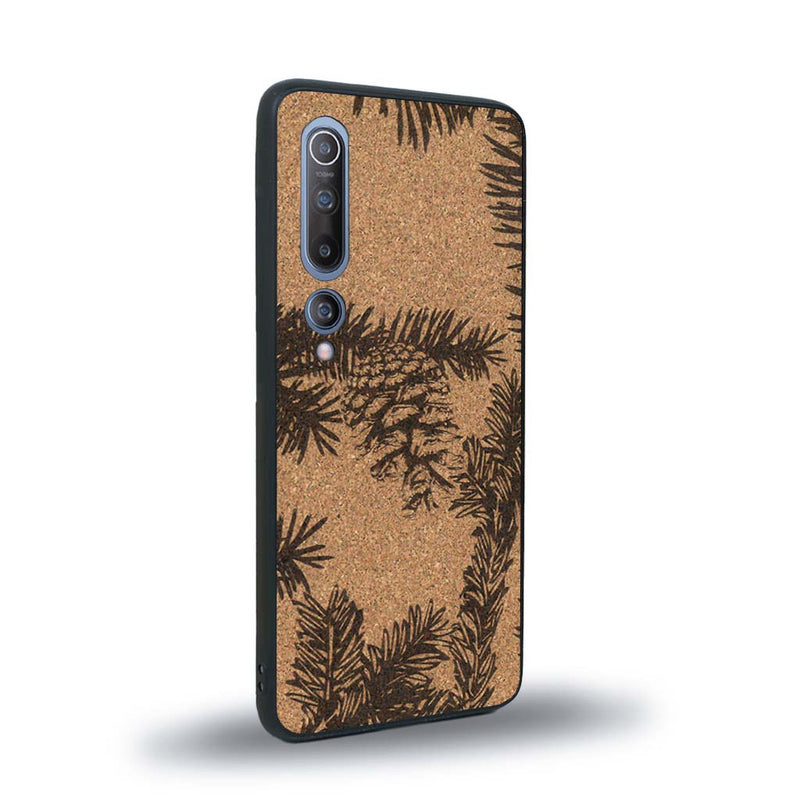 Coque de protection en bois véritable fabriquée en France pour Xiaomi Mi 10 sur le thème de la nature des arbres avec un motif de gravure représentant des épines de sapin et des pommes de pin