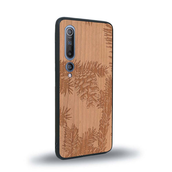 Coque de protection en bois véritable fabriquée en France pour Xiaomi Mi 10 sur le thème de la nature des arbres avec un motif de gravure représentant des épines de sapin et des pommes de pin