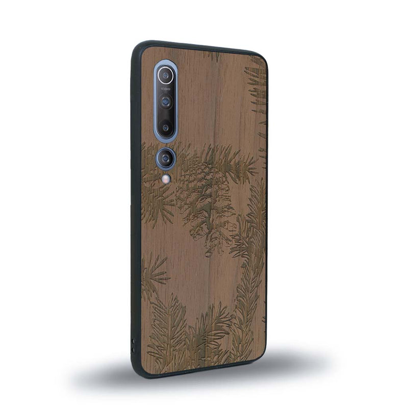 Coque de protection en bois véritable fabriquée en France pour Xiaomi Mi 10 sur le thème de la nature des arbres avec un motif de gravure représentant des épines de sapin et des pommes de pin