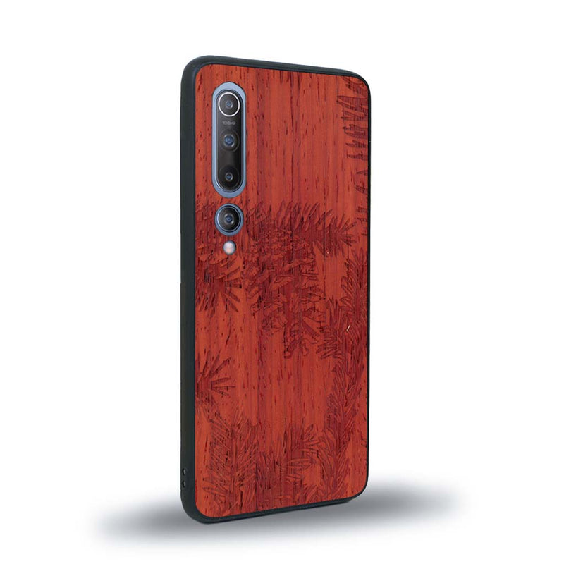 Coque de protection en bois véritable fabriquée en France pour Xiaomi Mi 10 sur le thème de la nature des arbres avec un motif de gravure représentant des épines de sapin et des pommes de pin